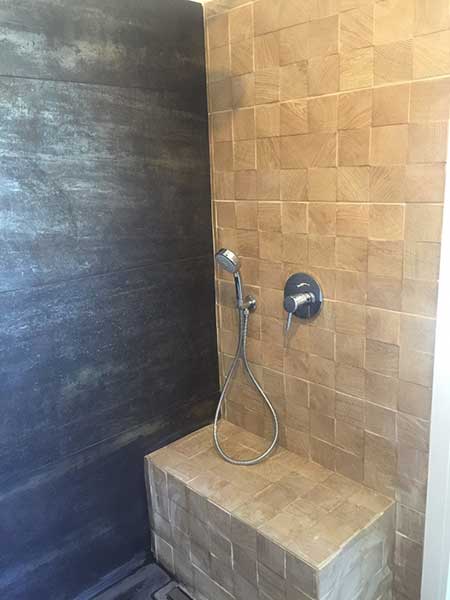 חיפוי קירות מקלחון גרנית שחור מלוכלך ושילוב אריח מובלט